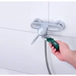 Clé à cliquet avec douille universelle ou clés de serrage universelles